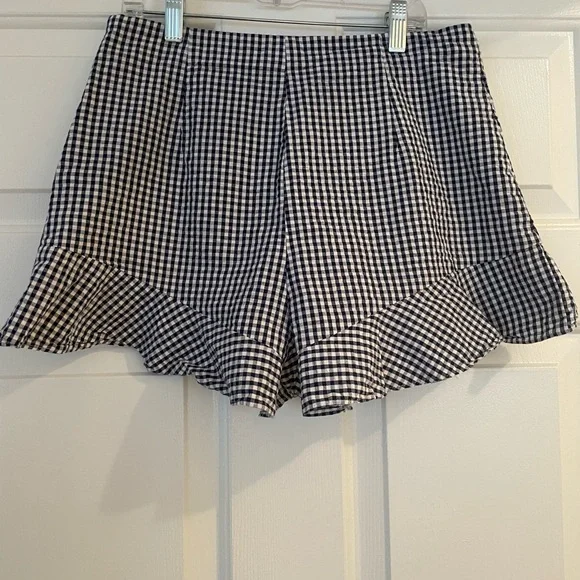 ⭐️SOLD- Zara Women’s Ruffled Gingham Navy and White Shorts - size Medium - Picture 2 of 12
